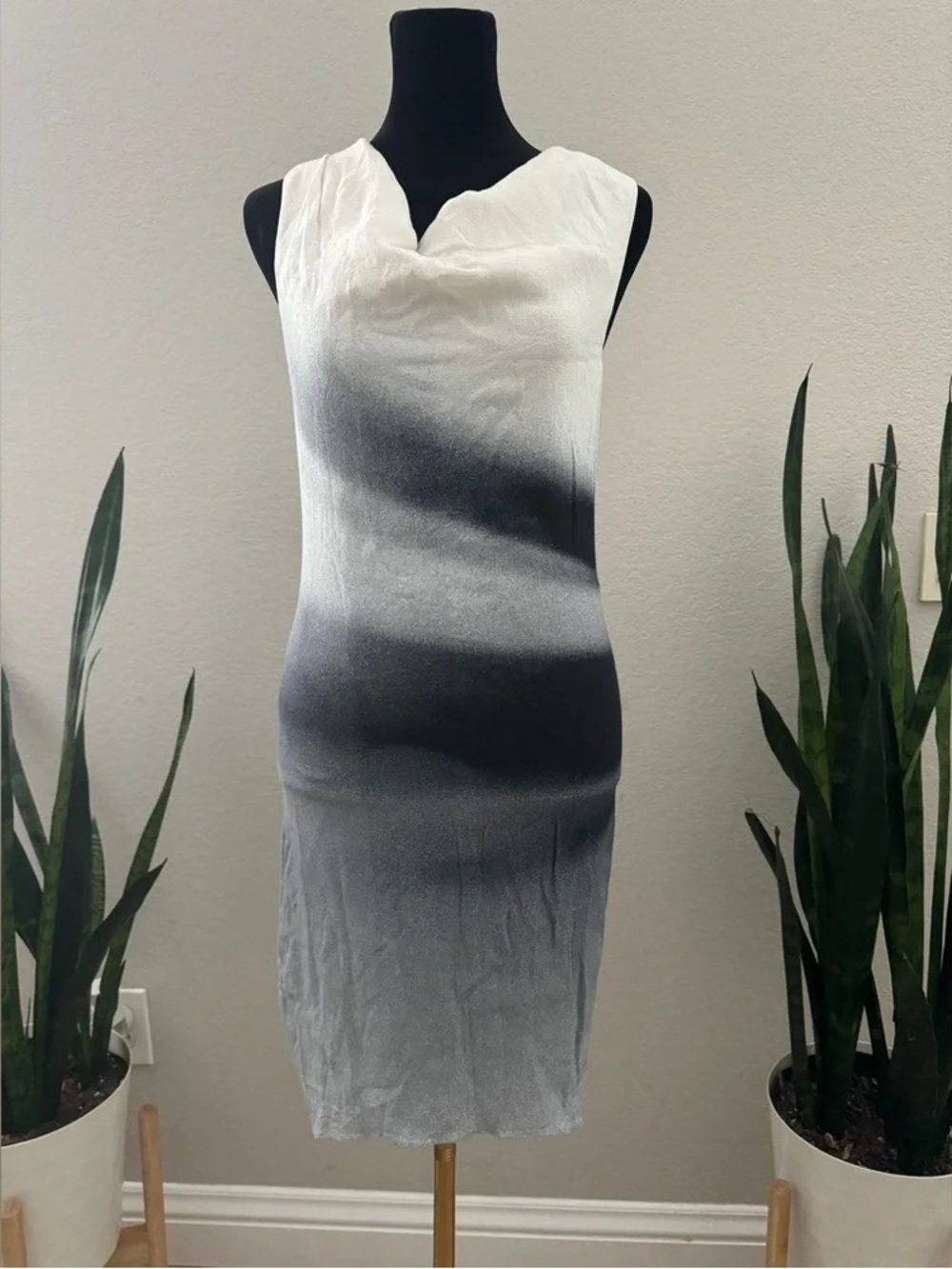 Sleeveless Gradient Sheath Dress in Black and White